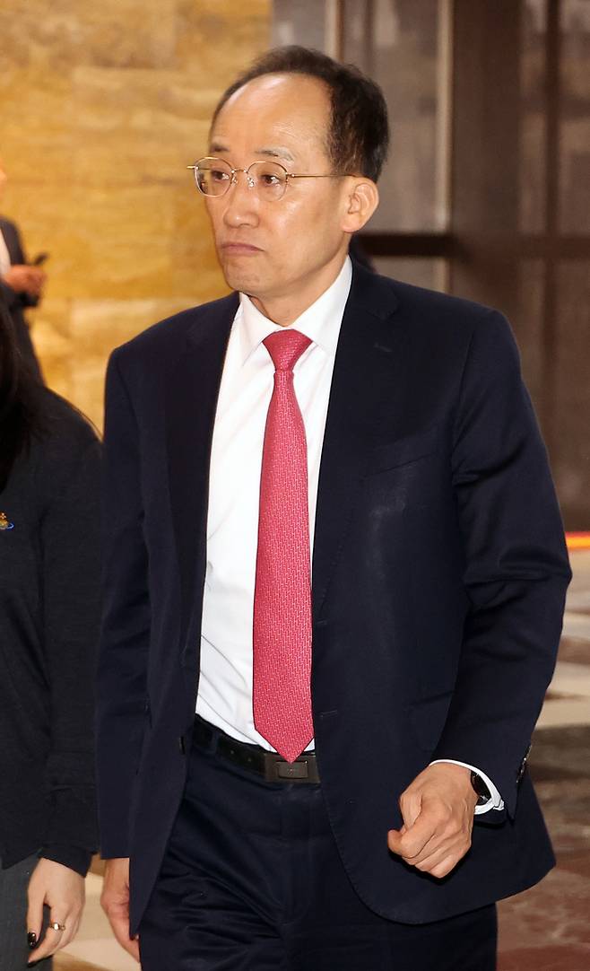 26일 추경호 국민의힘 의원이 국회에서 열린 의원총회에 참석하기 위해 입장하고 있다. [사진출처 = 연합뉴스]