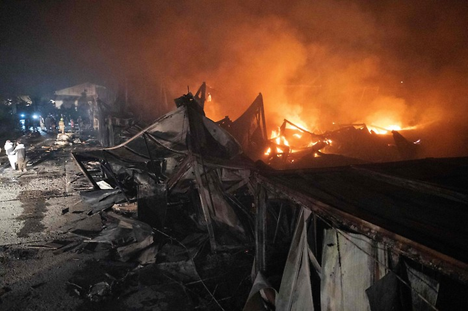 지난 16일(현지시간) 아프가니스탄 수도 카불의 마약 재활 병원이 불타는 모습. [AFP 연합뉴스]