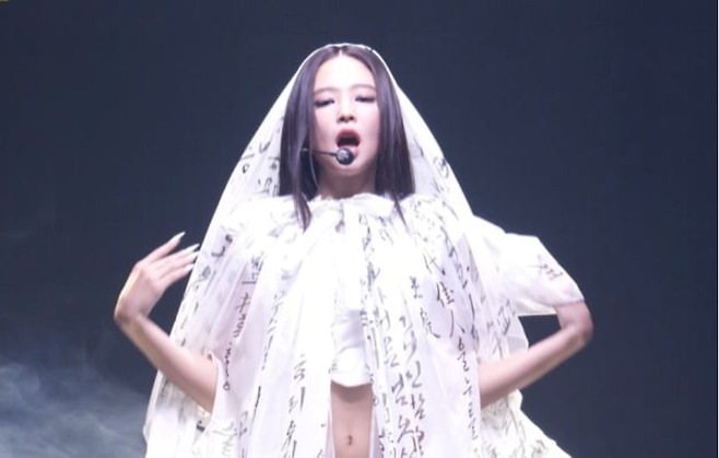 르쥬 의상을 착용한 제니. [온라인 커뮤니티 갈무리]