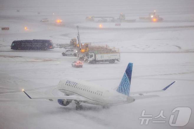미국 동부 지역에 강한 폭풍이 불면서 1만편 이상의 항공편이 취소되거나 지연돼 여행객들이 큰 불편을 겪고 있다. 사진은 올해 1월 미국 뉴욕 라과디아 공항 활주로에 눈이 내리는 가운데 유나이티드항공 엠브라에르 항공기가 이륙을 위해 활주로를 이동하고 있는 모습./뉴욕AFP=뉴스1