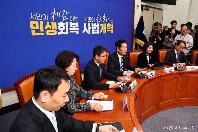 [서울=뉴시스] 김명년 기자 = 정청래 더불어민주당 대표가 17일 오전 서울 여의도 국회에서 검찰개혁 관련 긴급 기자회견을 하고 있다. 2026.03.17. kmn@newsis.com /사진=김명년