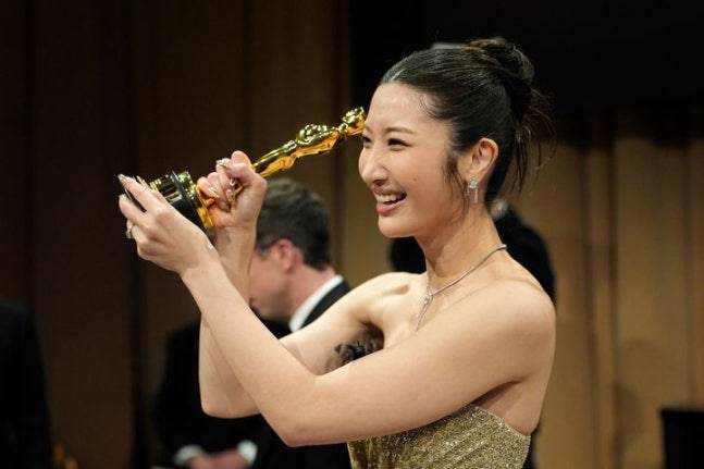 이재가 지난 15일(현지 시간) 미국 캘리포니아주 로스앤젤레스 돌비 극장에서 열린 제98회 아카데미 시상식에서 케이팝 데몬 헌터스(케데헌) OST '골든'으로 최우수 주제가상을 들고 포즈를 취하고 있다. /사진=로스앤젤레스=AP/뉴시스