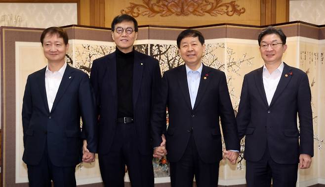 이창용 총재는 F4 회의를 적극적으로 활용하며 시장 안정에 기여했다는 평가를 받는다. 계엄 다음날인 12월 4일, 한국은행은 환매조건부증권(RP) 무제한 매입을 결정해 시장에 유동성을 공급했다. 이는 이 총재가 통화당국 수장으로서 내릴 수 있는 핵심 결정이었으며, 금융시장 패닉 방지에 결정적 역할을 했다는 평가를 받는다. 사진은 올 1월 열린 F4 회의에 앞서 사진촬영을 하는 모습. 왼쪽부터 이찬진 금융감독원장, 이창용 한국은행 총재, 구윤철 부총리, 이억원 금융위원장. /사진=뉴시스