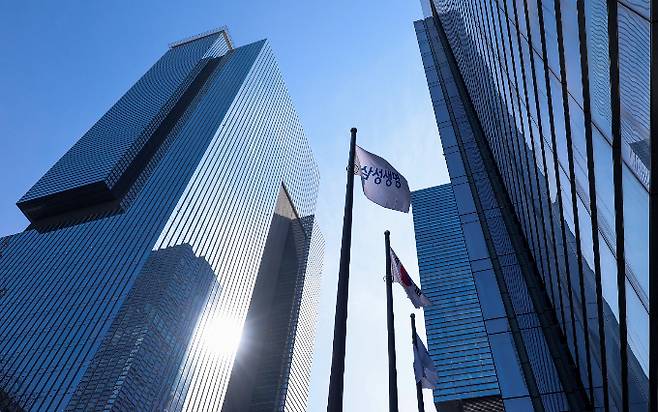 지난해 보험사 임직원에게 지급된 1인당 평균 연봉이 가장 높은 곳은 삼성생명과 삼성화재로 나타났다. 사진은 서울 강남 삼성생명 본사 전경. /사진=뉴스1