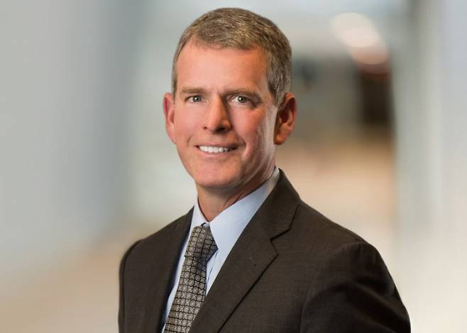 브라이언 클라크 미국 허드슨연구소 국방개념및기술센터(Center for Defense Concepts and Technology) 소장. 그는 미국 해군에서 25년간 복무하며 원자력추진잠수함(SSN·핵잠수함)과 전략핵잠수함(SSBN)에서 실전 경험을 쌓았다. 해군 참모총장 직속 특별보좌관으로 활동하면서 미 해군의 장기적인 전력 투사 전략을 수립하는 데 핵심적인 역할을 했다. 해군력과 전자전, 모자이크전(Mosaic Warfare) 등 최첨단 군사기술 관련 미 전쟁부에 정책적 대안을 제시하고 있다. 모자이크전은 거대 항공모함 등 고가의 무기체계에 의존하는 대신 무인정과 드론 등 저가의 자율 시스템을 '모자이크'처럼 조합해 적이 대응하기 어렵게 만드는 전략이다. / 사진=허드슨연구소(Hudson Institute)