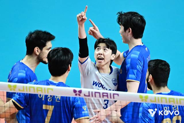 우리카드의 오재성(왼쪽)이 환호하고 있다. 우리카드는 진에어 2025∼2026 V리그 정규리그에서 4위 KB손해보험에 승점 1 뒤진 5위에 자리하고 있으나 최근 상승곡선을 그리고 있다.  KOVO 제공