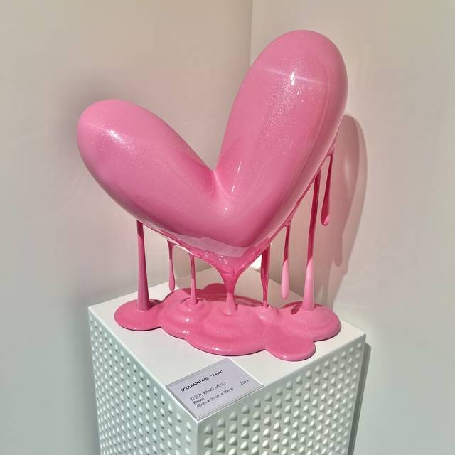 강민기, sculpainting‘LOVE’, 23x20x12cm, resin, 2025. 갤러리 아트릭스 제공