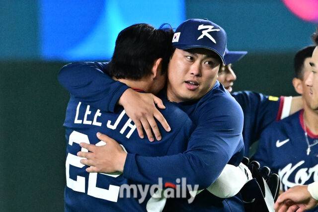 9일 일본 도쿄돔에서 열린 2026 월드 베이스볼 클래식(WBC) 조별리그 한국-호주 경기. 한국이 7-2로 호주에 승리해 8강 진출에 성공했다. 류현진이 이정후와 포옹하며 기뻐하고 있다./마이데일리