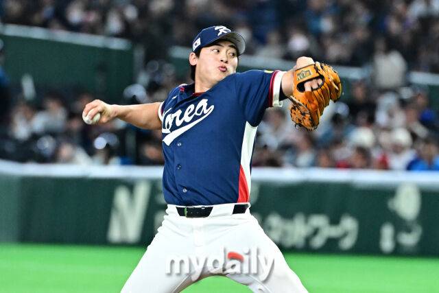 9일 일본 도쿄돔에서 열린 2026 월드 베이스볼 클래식(WBC) 조별리그 한국-호주 경기. 조병현이 8회말 1사 1루 마운드에 올라 힘차게 투구하고 있다./마이데일리