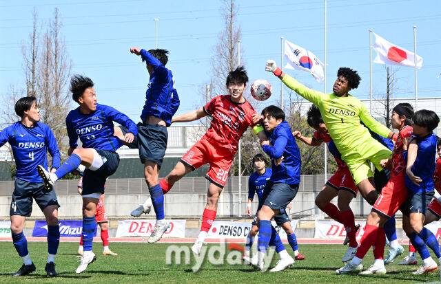 장하윤(왼쪽에서 네 번째)이 일본 골문을 위협하는 헤더를 하고 있다 / 나고야(일본) = 유진형 기자 zolong@mydaily.co.kr