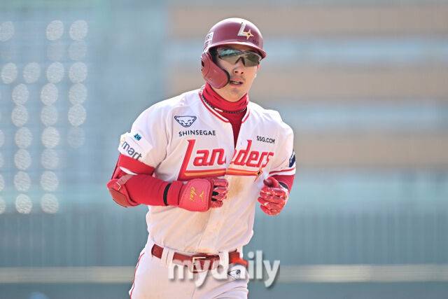 17일 인천 SSG랜더스필드에서 열린 '2026 신한 SOL BANK KBO리그' SSG 랜더스와 삼성 라이온즈 시범경기. SSG 최지훈이 5회말 1사 2루에 투런포를 친 후 그라운드를 뛰고 있다./인천 = 한혁승 기자