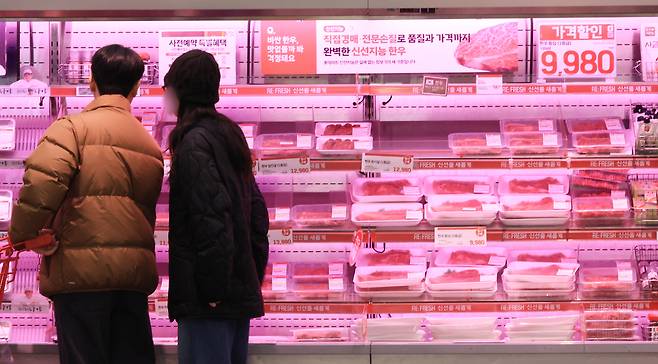 서울 시내 대형마트에서 쇼핑객이 축산물 코너를 살펴보고 있다. [연합]