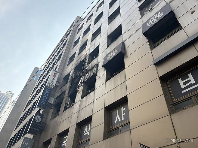 16일 오전 서울 중구 소공동 캡슐호텔의 모습. 14일 저녁 발생한 화재로 검게 탄 모습이다. 정주원 기자