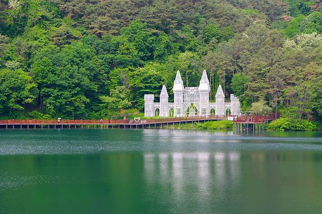 제천 제2의 의림지라 불리는 비룡담 마법의성
