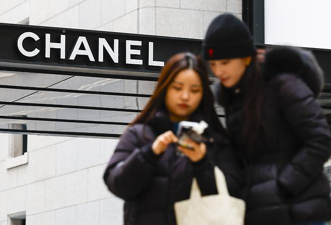 서울 시내 한 백화점 샤넬 매장 앞을 시민들이 지나가고 있다.  [뉴시스]