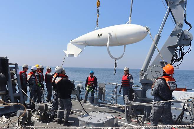 지난해 4월 11일 포항 동방 해역에서 한미 연합 기뢰전 훈련에 참가한 소해함 홍성함(MSH·730t급) 장병들이 기계식 소해구(기뢰제거 장비) 운용을 위해 함미 갑판 크레인으로 부이(Buoy)를 들어 올리고 있다. [해군 제공]