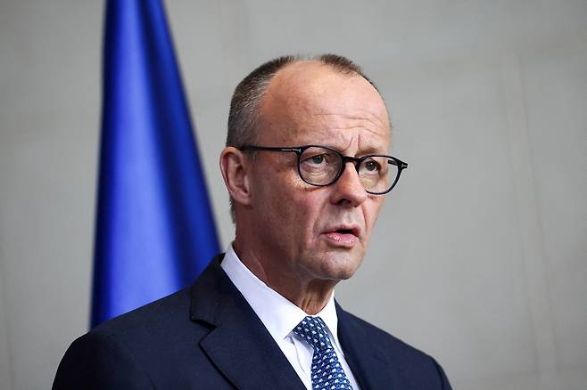 프리드리히 메르츠 독일 총리가 독일 총리실에서 16일(현지시간) 기자회견을 하고 있다. [로이터]