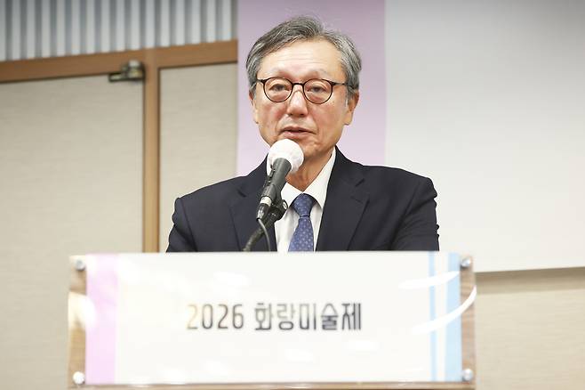 이성훈 한국화랑협회 회장이 17일 서울 중구 프레스센터에서 열린 ‘2026 화랑미술제’ 기자간담회에서 인사말을 하고 있다. [연합]