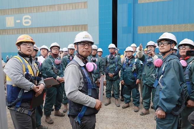 현대중공업 하청업체 근로자들이 작업 전 위험 요소를 점검하는 모습 [헤럴드경제 DB]