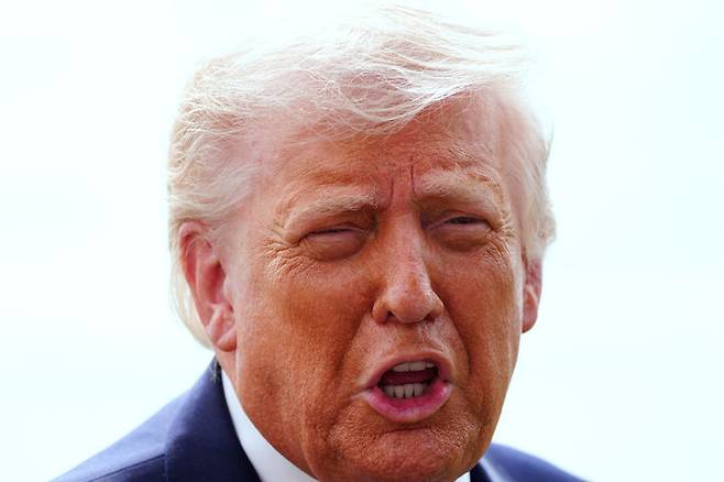 [워싱턴=AP/뉴시스] 16일(현지 시간) CNN, AP통신 등 외신에 따르면 트럼프 대통령은 백악관 행사에서 "많은 나라들이 호르무즈 해협의 치안 활동을 돕기 위해 곧 합류하겠다는 뜻을 밝혔다"고 말했다. 도널드 트럼프 미국 대통령이 11일(현지 시간) 백악관 경내에서 취재진 질문에 답하고 있다. 2026.03.17.