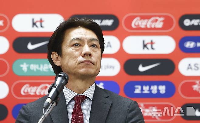 [천안=뉴시스] 김근수 기자 = 홍명보 대한민국 축구대표팀 감독이 16일 오후 충남 천안시 코리아 풋볼파크 스타디움에서 열린 남자 축구국가대표팀 3월 유럽원정 평가전 명단발표 기자회견에서 명단을 발표하고 있다. 2026.03.16. ks@newsis.com