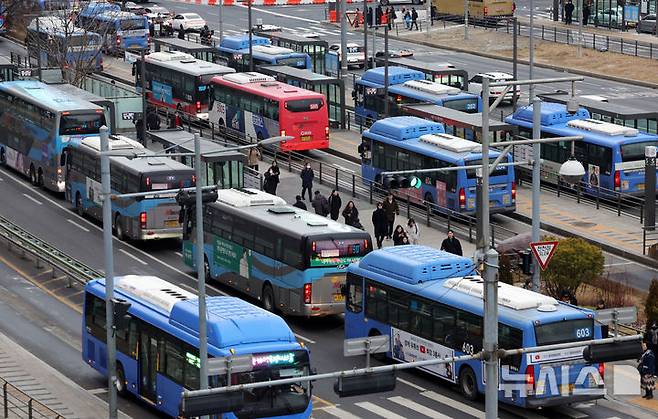 [서울=뉴시스] 홍효식 기자 = 서울 시내버스 노사 간 임금 협상이 타결됨에 따라 정상 운행을 시작한 15일 오전 서울 중구 서울역 버스환승센터에 버스들이 운행하고 있다. 2025.01.15. yesphoto@newsis.com