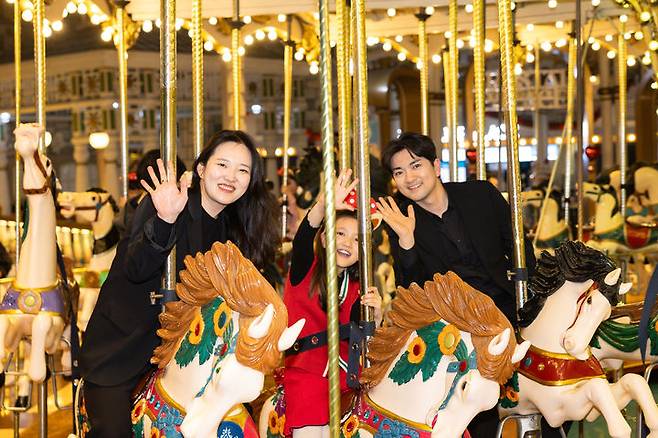 ‘포에버 모먼츠 온 화이트데이’ 당첨자 가족. (사진=롯데월드 어드벤처) *재판매 및 DB 금지