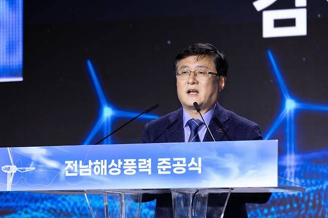 [서울=뉴시스] 김성환 기후에너지환경부 장관이 11일 전남 신안군 라마다프라자 호텔에서 열린 전남 해상풍력 1단지 준공식에 참석해 축사하고 있다. (사진=기후에너지환경부 제공) 2025.12.11. photo@newsis.com *재판매 및 DB 금지