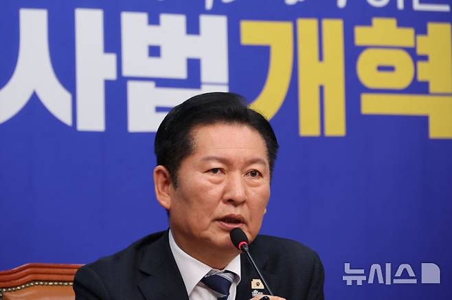 [서울=뉴시스] 김금보 기자 = 정청래 더불어민주당 대표가 17일 오전 서울 여의도 국회에서 검찰개혁 관련 긴급 기자회견을 하고 있다. 2026.03.17. kgb@newsis.com