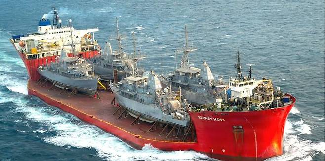 [서울=뉴시스]미 해군이 바레인 기자에 배치됐던 모든 해군 함정들을 철수시킨 것으로 위성사진 판독 결과에서 드러났다고 미들이스트 모니터가 보도했다. 사진은 미 화물선  M/V 시웨이 호크호가 미 기뢰제거함 4척을 싣고 미국으로 이동하는 모습. <사진 출처 : TWZ닷컴> 2026.03.17.