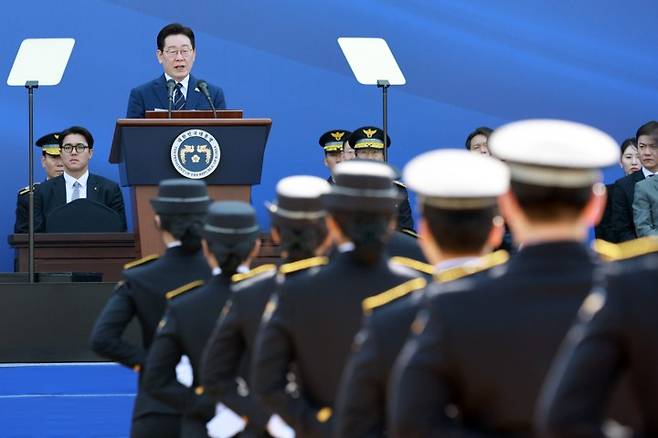 이재명 대통령, 신임경찰 합동임용식 축사 이재명 대통령, 신임경찰 합동임용식 축사 (아산=연합뉴스) 김도훈 기자 = 이재명 대통령이 17일 충남 아산 경찰대학에서 열린 2026년 신임 경위·경감 임용식에서 축사하고 있다. 2026.3.17 superdoo82@yna.co.kr (끝) <저작권자(c) 연합뉴스, 무단 전재-재배포, AI 학습 및 활용 금지>