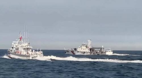 중국 해경선을 감시하는 대만 해양순방서서 함정(왼쪽) [대만 중앙통신사 캡처. 연합뉴스 자료사진]