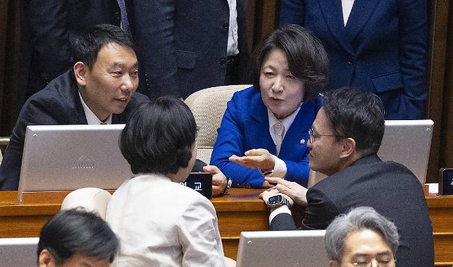 국회 법제사법위원회 위원장인 추미애 위원장(윗줄 오른쪽부터 시계방향으로), 박주민, 전현희, 김용민 의원이 12일 국회에서 열린 3월 임시국회 1차 본회의 도중 대화하고 있다. 연합뉴스