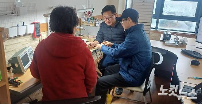 바카나랩스 장진욱 대표(검은 옷)가 직원들과 회의를 하고 있다. 이창준 기자