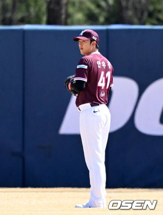 [OSEN=이천, 이대선 기자] 13일 경기도 이천 베어스파크에서 ‘2026 신한 SOL KBO리그’ 시범경기 두산 베어스와 키움 히어로즈의 경기가 열렸다.시범경기는&nbsp;12일부터&nbsp;24일까지 진행되며, 각 팀이 12경기씩 치러 총 60경기가 펼쳐질 예정이다.경기에 앞서 키움 안우진이 캐치볼을 하고 있다. 2026.03.13 /sunday@osen.co.kr