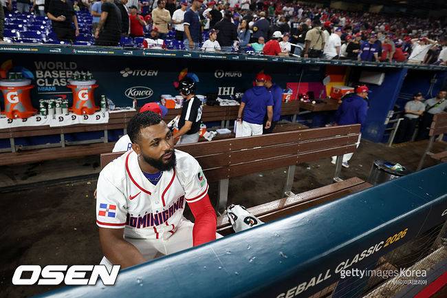 [사진] 도미니카공화국 주니어 카미네로가 WBC 준결승 미국전 패배 후 덕아웃에서 아쉬워하고 있다. ⓒGettyimages(무단전재 및 재배포 금지)
