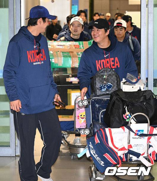 [OSEN=인천공항, 조은정 기자]월드베이스볼클래식(WBC)에 출전한 한국&nbsp;대표팀이 16일 인천국제공항을 통해 마이애미에서 귀국했다.한국은 C조 조별리그에서 일본, 대만, 호주, 체코 상대로 2승 2패(조 2위)를 거두며 2009년 이후 17년 만에 8강 진출에 성공했다. 그러나 도미니카공화국과의 8강전에서 0-10 7회 콜드게임 끝내기 패배로 대회를 마무리했다.야구 대표팀 노시환(오른쪽)이 구자욱과 입국장을 나서고 있다. 2026.03.16 /cej@osen.co.kr
