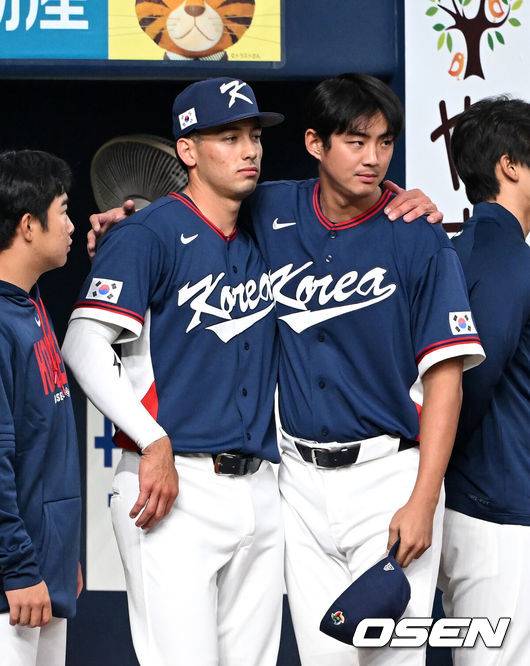 [OSEN=오사카(일본), 손용호 기자] 3일 일본 오사카 교세라돔에서 월드베이스볼클래식(WBC) 공식 연습 경기 한국 야구 대표팀과 오릭스 버팔로스의 경기가 열렸다.우리 대표팀은 연습 경기 2차전을 치른 뒤 5일 일본 도쿄돔에서 체코와 WBC 조별리그 1차전에서 격돌한다.한국 셰이 위트컴, 구자욱이 어깨동무를 하고 경기를 준비하고 있다. 2026.03.03 /spjj@osen.co.kr