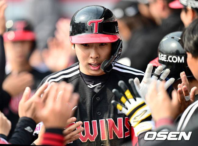 [OSEN=수원, 최규한 기자] 16일 경기도 수원 KT위즈파크에서 ‘2026 신한 SOL KBO리그’ 시범경기 KT 위즈와 LG 트윈스의 경기가 열린다.홈팀 KT는 권성준, 방문팀 LG는 라클란 웰스를 선발 투수로 내세웠다.6회초 무사 2루 상황 LG 추세현이 달아나는 좌월 투런포를 날리고 더그아웃 동료들의 축하를 받고 있다. 2026.03.16 / dreamer@osen.co.kr