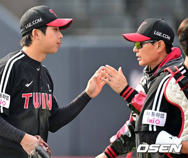 [OSEN=수원, 최규한 기자] 16일 경기도 수원 KT위즈파크에서 ‘2026 신한 SOL KBO리그’ 시범경기 KT 위즈와 LG 트윈스의 경기가 열렸다.이날 경기는 방문팀 LG가 5-3으로 승리했다.경기를 마치고 LG 염경엽 감독과 추세현이 인사를 나누고 있다. 2026.03.16 / dreamer@osen.co.kr