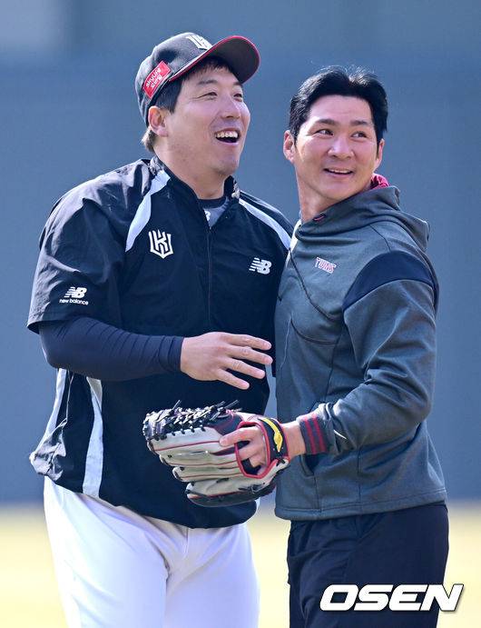 [OSEN=수원, 최규한 기자] 16일 경기도 수원 KT위즈파크에서 ‘2026 신한 SOL KBO리그’ 시범경기 KT 위즈와 LG 트윈스의 경기가 열린다.시범경기는&nbsp;오는 24일까지 각 팀당 12경기씩 총 60경기가 펼쳐진다.경기를 앞두고 KT 김현수가 LG 오지환과 인사를 나누고 있다. 2026.03.16 / dreamer@osen.co.kr