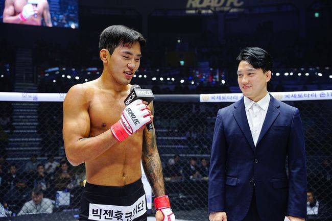 ‘로드FC&nbsp;라이트급 최연소 챔피언’&nbsp;박시원이 브라질 챔피언을 꺾고&nbsp;‘웰터급 챔피언’&nbsp;윤태영을 콜아웃 했다. / 로드FC