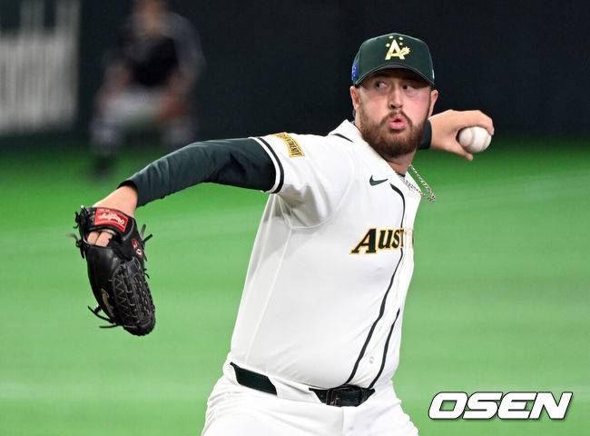 [OSEN=도쿄(일본), 손용호 기자] 5일 일본 &nbsp;도쿄돔에서 월드베이스볼클래식(WBC) 조별리그 첫 경기 호주와 대만의 경기가&nbsp;&nbsp;열렸다.우리 대표팀은 &nbsp;체코와 WBC 조별리그 1차전에서 격돌한다.호주 두 번째 투수 잭 오러플린이 역투하고 있다. 2026.03.05&nbsp;/spjj@osen.co.kr