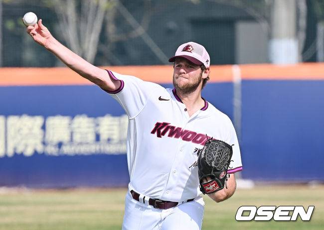 [OSEN=가오슝(대만) , 이석우 기자] 프로야구 키움 히어로즈가 3일(한국시간) 대만 가오슝 국경칭푸야구장에 스프링캠프를 차리고 구슬땀을 흘렸다.키움 히어로즈는 설종진 감독 등 코치진 12명과 선수 48명을 합쳐 총 60명이 참가해 지난달 22일부터 3월 7일까지 45일간 대만 가오슝 국경칭푸야구장에서 전지 훈련을 치르고 있다. 키움 와일스가 훈련을 하고 있다. / foto0307@osen.co.kr