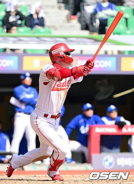 [OSEN=인천, 최규한 기자] 17일 인천 SSG랜더스필드에서 ‘2026 신한 SOL KBO리그’ 시범경기 SSG 랜더스와 삼성 라이온즈의 경기가 열렸다.홈팀 SSG는 앤서니 베니지아노, 방문팀 삼성은 이승민을 선발로 내세웠다.5회말 1사 2루 상황 SSG 최지훈이 달아나는 중월 투런포를 날리고 있다. 2026.03.17 / dreamer@osen.co.kr