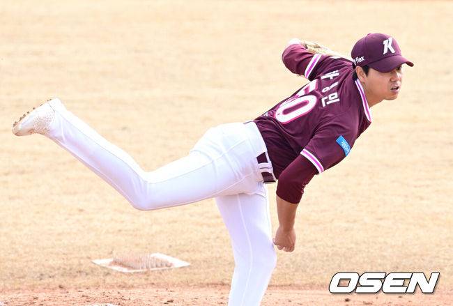 [OSEN=이천, 최규한 기자] 12일 경기도 이천 두산베어스파크에서 ‘2026 신한 SOL KBO리그’ 시범경기 두산 베어스와 키움 히어로즈의 경기가 열렸다.시범경기는&nbsp;오늘(12일)부터&nbsp;오는 24일까지 진행되며, 각 팀이 12경기씩 치러 총 60경기가 펼쳐질 예정이다.키움 선발 하영민이 힘차게 공을 뿌리고 있다. 2026.03.12 / dreamer@osen.co.kr