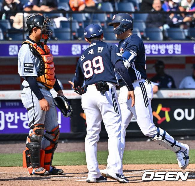 [OSEN=대전, 박준형 기자] 17일 오후 대전 한화생명볼파크에서 2026 신한 SOL KBO 리그 시범경기 한화 이글스와 두산 베어스의 경기가 진행됐다.전날 경기에서는 두산이 한화를 상대로 8-4 승리를 거뒀다.6회초 2사 두산 양석환이 동점 솔로홈런을 날리고 홈을 밟고 있다     2026.03.17 / soul1014@osen.co.kr