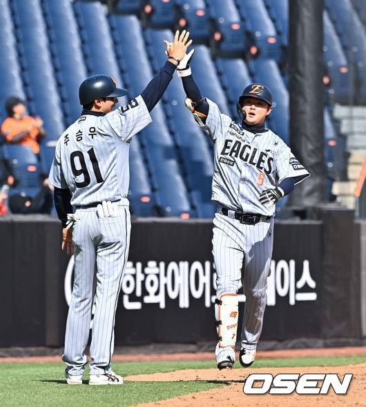 [OSEN=대전, 박준형 기자] 17일 오후 대전 한화생명볼파크에서 2026 신한 SOL KBO 리그 시범경기 한화 이글스와 두산 베어스의 경기가 진행됐다.전날 경기에서는 두산이 한화를 상대로 8-4 승리를 거뒀다.7회말 1사 한화 이도윤이 재역전 솔로홈런을 날리고 베이스를 돌고 있다.    2026.03.17 / soul1014@osen.co.kr