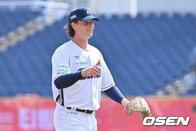 [OSEN=창원, 이석우 기자] 17일 창원NC파크에서 2026 신한 SOL KBO 리그 시범경기 NC 다이노스와 KIA 타이거즈의 경기가 열렸다.홈팀 NC는 테일러가, 방문팀 KIA는 양현종이 선발 출전했다.NC 다이노스 선발투수 테일러가 1회초 KIA 타이거즈 김호령을 유격수 앞 땅볼로 잡고 엄지척을 하고 있다. 2026.03.17 / foto0307@osen.co.kr