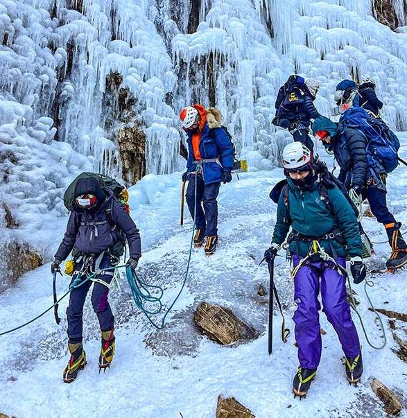 올해 1월 진행한 전북 완주 호오스테이 빙벽장에서의 4차 훈련. 안자일렌 훈련을 하고 있는 부산 지역 대학생 대원들.